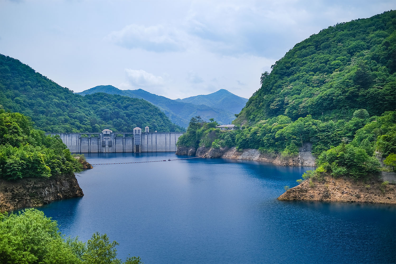 奥四万湖・四万川ダム